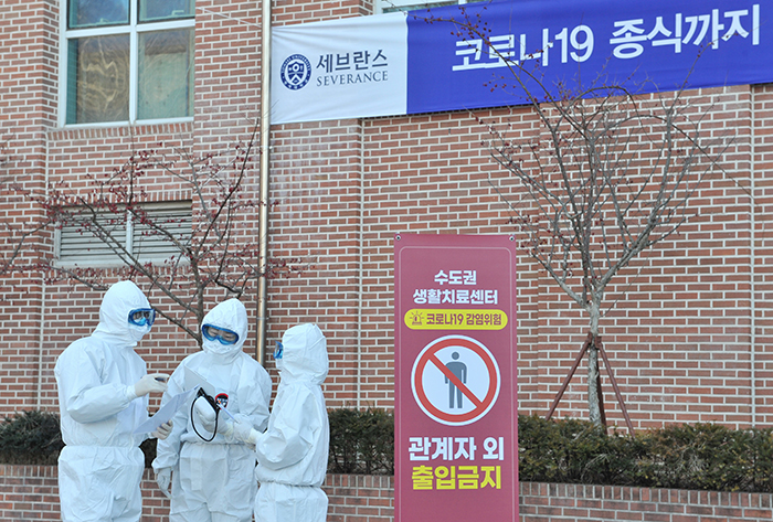 연세대학교기숙사 생활치료센터에서 의료진들이 환자들 이송 현황에 대해 이야기를 나누고 있다